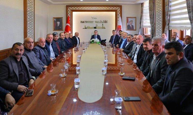 Son Gelişme: Bayburt Valisi Eldivan, Muhtarlar Günü'nde köy ve mahalle muhtarlarıyla buluştu: Gelişmeler Takip