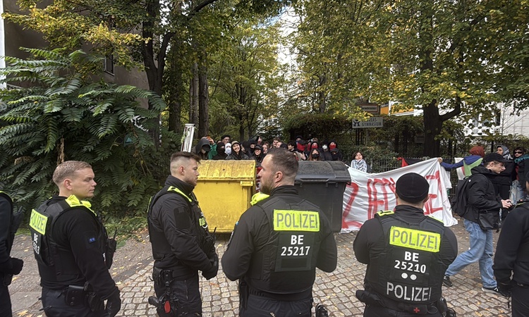Son Gelişme: Berlin'de öğrenciler eğitim kesintilerine ve zorunlu askerliğe karşı gösteri yaptı