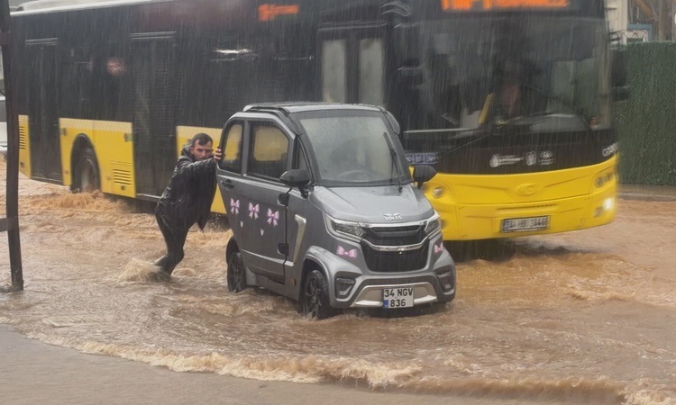 Son Gelişme: Beykoz'da sağanak yolları göle çevirdi, sürücüler araçlarını iterek ilerledi.: Gelişmeler Takip E