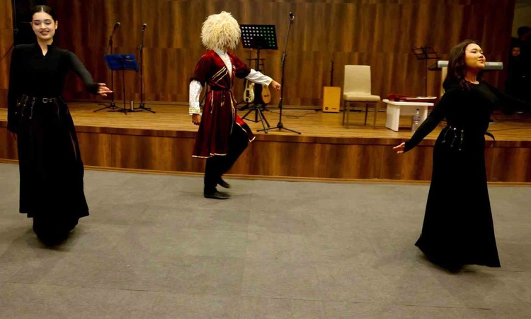 Son Gelişme: Bilecik'te kız öğrenci yurdunda Kafkas ekibi dans gösterisi sundu - Son Dakika Bilgileri