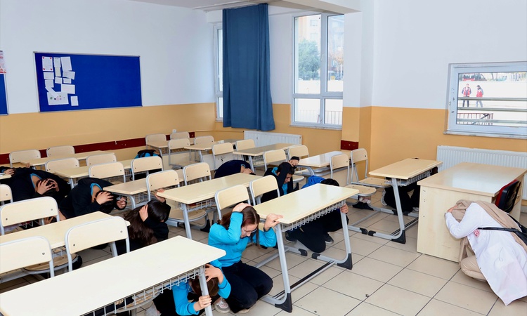 Son Gelişme: Bilecik'te Osmangazi Ortaokulu'nda afet tatbikatına AFAD ve itfaiye ekipleri katıldı ve Merak Edi