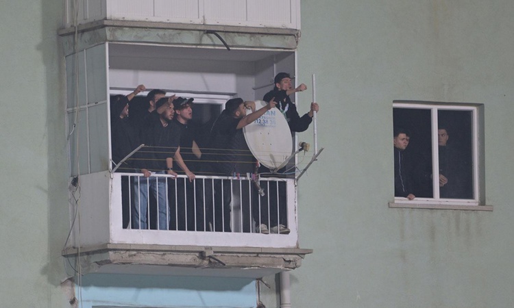 Son Gelişme: Bilet bulamayan Bursaspor taraftarı maçı stadın çevresindeki evlerde takip etti