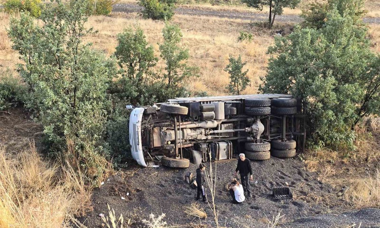 Son Gelişme: Bingöl-Muş karayolunda devrilen kamyonun sürücüsü ağır yaralandı