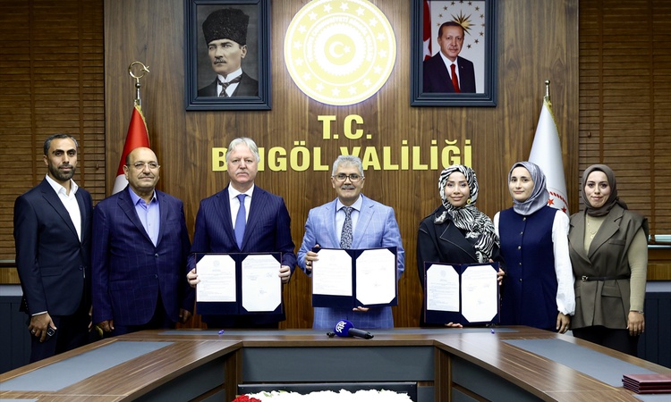 Son Gelişme: Bingöl'de Vali Çelik başkanlığında 3 okula oyun ve spor tesisi protokolü imzalandı - Son Dakika B