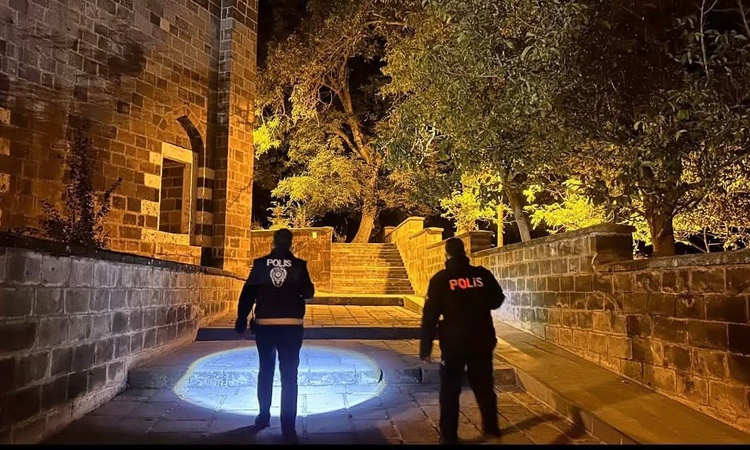 Son Gelişme: Bitlis Ahlat'ta kolluk kuvvetleri okul çevresi ve narkotik denetimlerini sürdürüyor - Son Dakika
