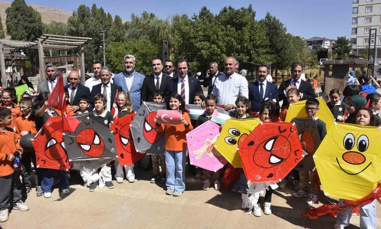 Son Gelişme: Bitlis’teki çocuklar Gazze’deki akranları için uçurtmalarını gökyüzüne bıraktı