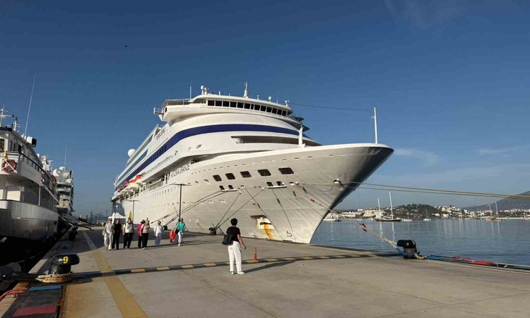 Son Gelişme: Bodrum Cruise Port'a aynı gün yanaşan üç kruvaziyerle ilçeye 650 yolcu geldi: Gelişmeler Takip Ed