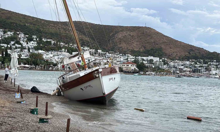 Son Gelişme: Bodrum'da sağanak ve rüzgar yaklaşık 2,5 milyon TL'lik yelkenliyi karaya oturttu | İşte Tüm Ayrın