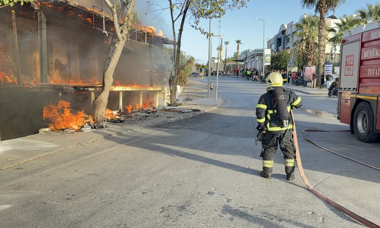 Son Gelişme: Bodrum'da tadilattaki iş yerinde yangın depoya sıçradığı sanılıyor, 1 saatte söndürüldü | İşte Tü