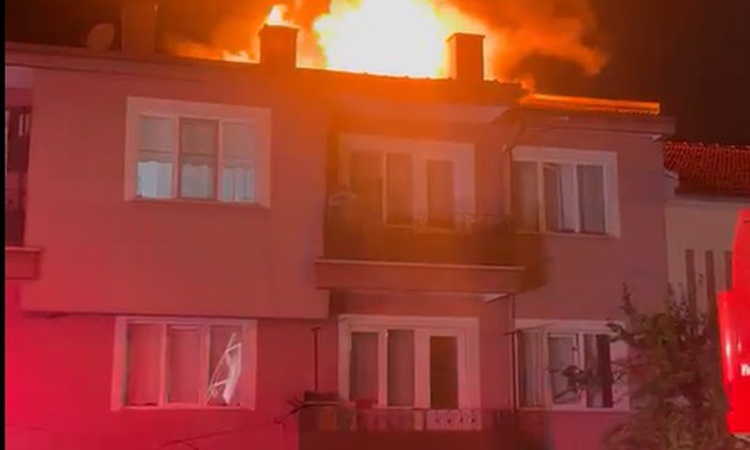 Son Gelişme: Bolu'da 3 katlı binanın çatısı elektrikten çıktığı tahmin edilen yangında yandı | İşte Tüm Ayrınt