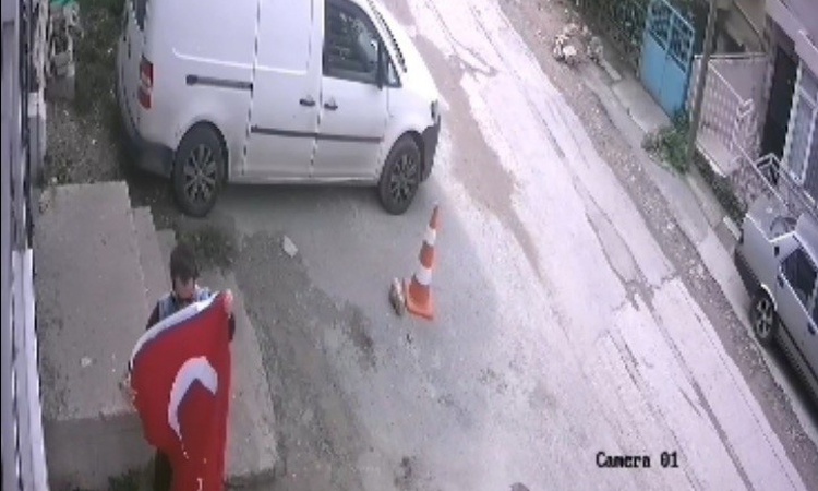 Son Gelişme: Bornova'da balkondan düşen Türk bayrağını genç katlayıp evin kapısına astı | İşte Tüm Ayrıntılar