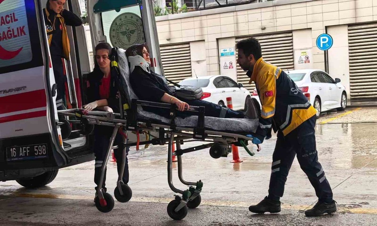 Son Gelişme: Bursa İnegöl'de 3 otomobilin karıştığı zincirleme kazada 2 kişi yaralandı: Gelişmeler Takip Edili