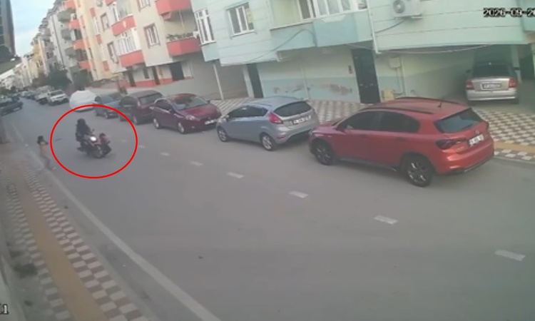 Son Gelişme: Bursa Karacabey'de motosiklet 3 yaşındaki çocuğu yaraladı, kaza anı kamerada: Gelişmeler Takip Ed