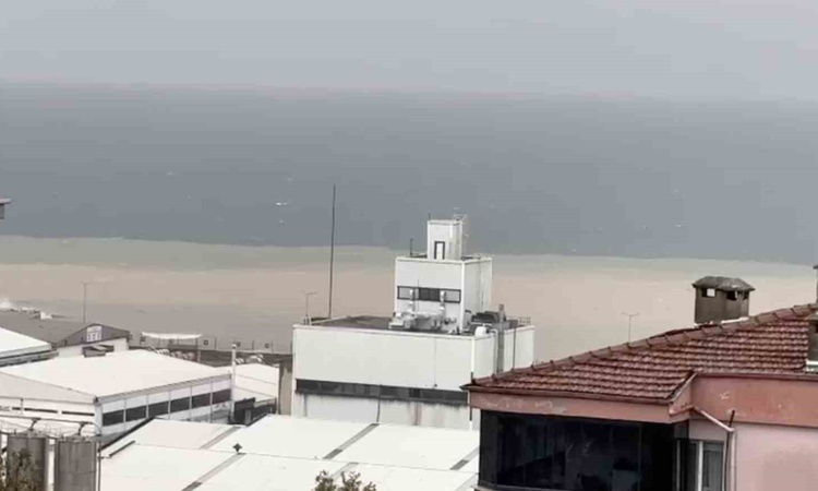 Son Gelişme: Bursa Mudanya'da fırtına ve sağanak sahilde taşları söküp denizi kahverengiye çevirdi ve Merak Ed