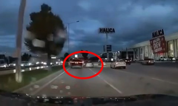 Son Gelişme: Bursa Nilüfer'de iki sürücünün yol verme tartışması araç kamerasına yansıdı | İşte Tüm Ayrıntılar