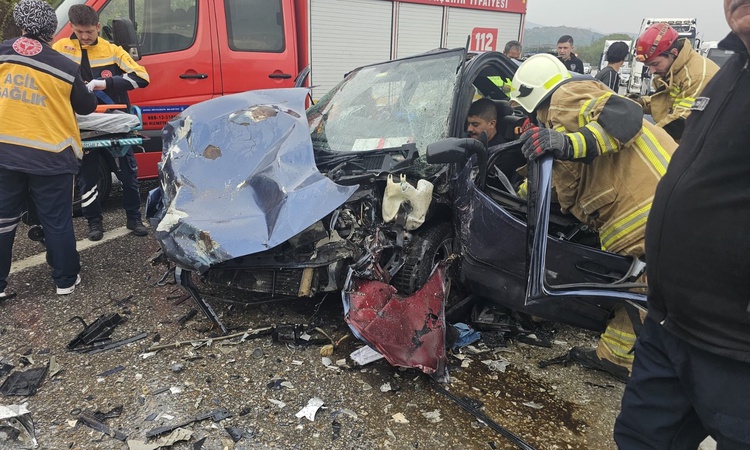 Son Gelişme: Bursa Orhangazi'de hafriyat kamyonuna çarpan otomobilde sürücü ve çocuk yaralandı: Gelişmeler Tak