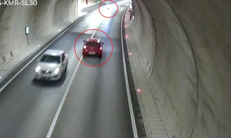 Son Gelişme: Bursa'da tünel kazasının görüntüsünde motosiklet sürücüsü öldü, oğlu ağır yaralandı - Son Dakika