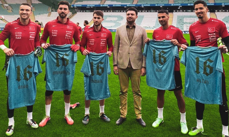 Son Gelişme: Bursaspor Başkanı Çelik, A Milli Takım antrenmanında 5 milliye Fetih forması verdi - Son Dakika B