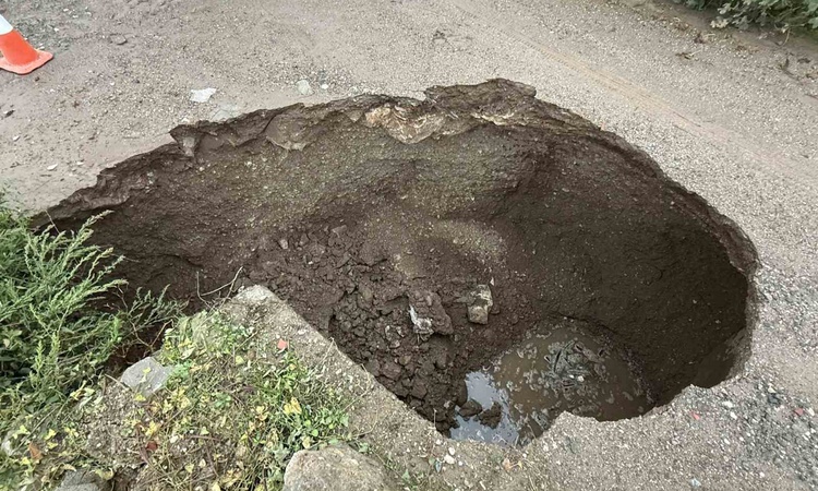 Son Gelişme: Çanakkale Biga'da aşırı yağışların çökerttiği toprak yol onarılarak ulaşıma açıldı ve Merak Edile