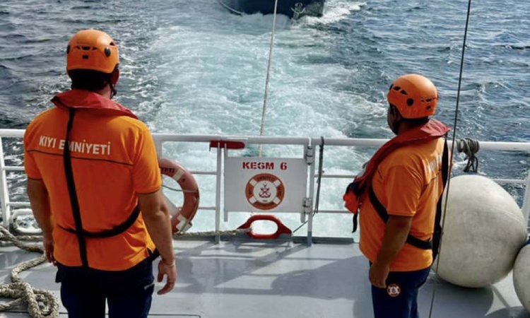 Son Gelişme: Çanakkale Boğazı'nda sürüklenen tekne, 2 kişiyle Eceabat'a yanaştırıldı: Gelişmeler Takip Ediliyo