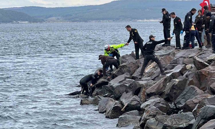 Son Gelişme: Çanakkale'de eski feribot iskelesi kayalıklarında kıyıya vurmuş erkek cesedi bulundu