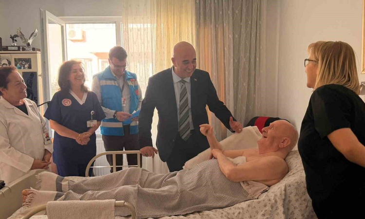 Son Gelişme: Çanakkale İl Sağlık Müdürü Görgülü, Dünya Yaşlılar Günü'nde yaşlıları ziyaret etti. ve Merak Edil