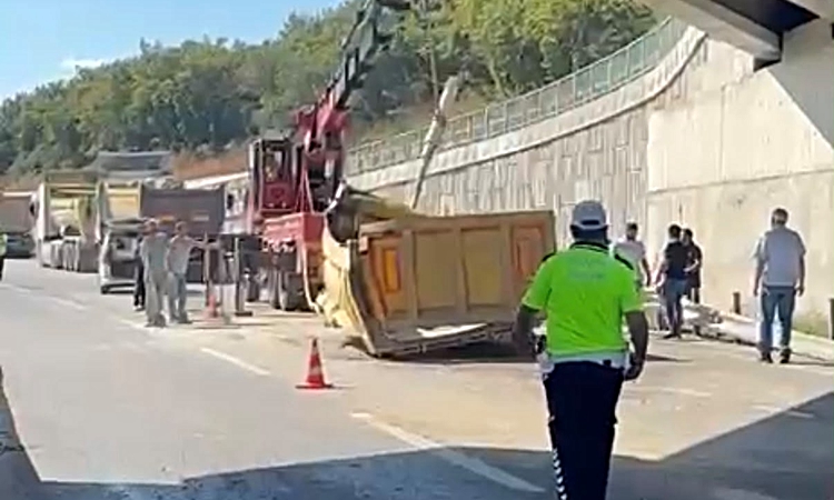Son Gelişme: Çekmeköy’de hafriyat kamyonunun dorsesi üst geçide çarptı: Gelişmeler Takip Ediliyor