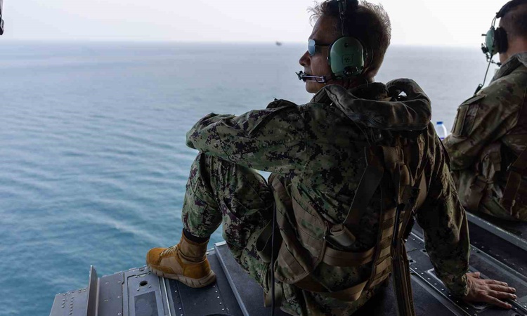 Son Gelişme: CENTCOM Komutanı, Hürmüz Boğazı'nda son 6 ayda 3 binden fazla gemi geçtiğini tüm detaylarıyla pay
