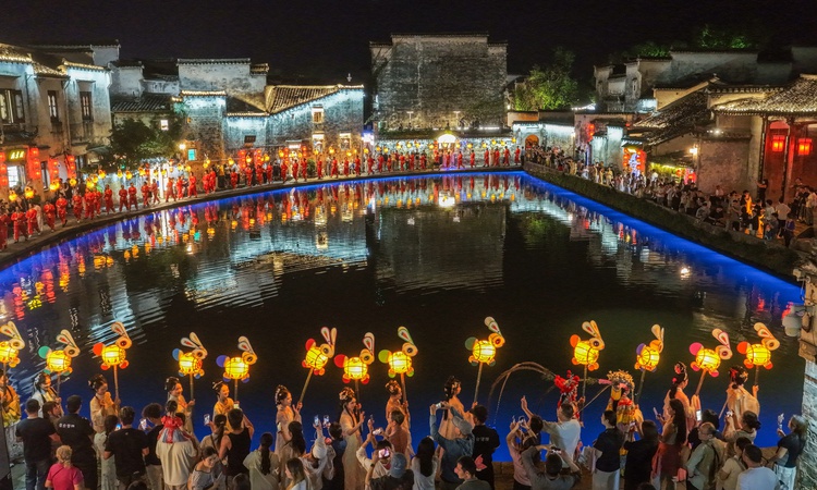 Son Gelişme: Çin'in Huangshan kentinde Güz Ortası Festivali'nde fenerli geçit töreni yapıldı