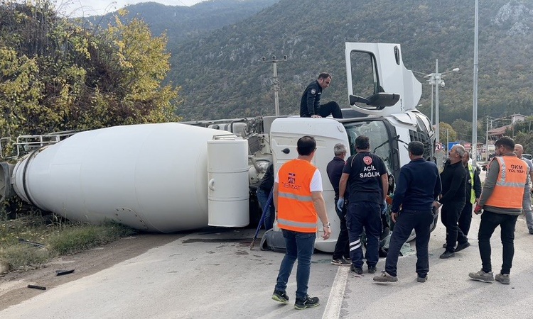 Son Gelişme: Çorum Laçin'de freni boşalan beton mikseri otomobile çarptı, 3 kişi yaralandı | İşte Tüm Ayrıntıl