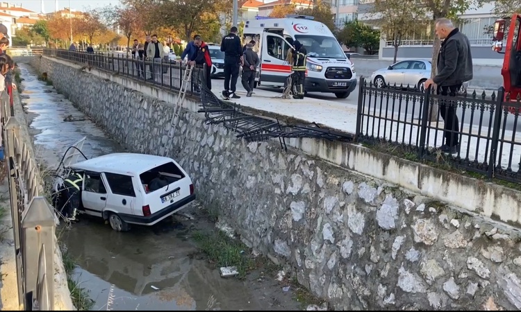Son Gelişme: Çorum'da park halindeki araca çarpan otomobil kanala devrildi, sürücü alkollü çıktı: Gelişmeler T