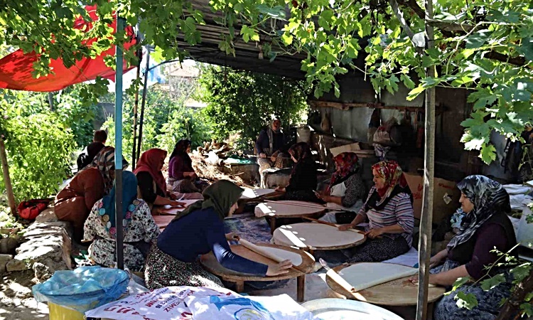 Son Gelişme: Çorumlu kadınların kış hazırlığı: Tandır başında imece usulü ekmek pişiriyorlar ve Merak Edilenle