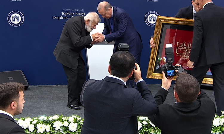 Son Gelişme: Cumhurbaşkanı Erdoğan'dan elini öpmek isteyen Prof. Dr. Sadettin Ökten 'e saygı dolu karşılık