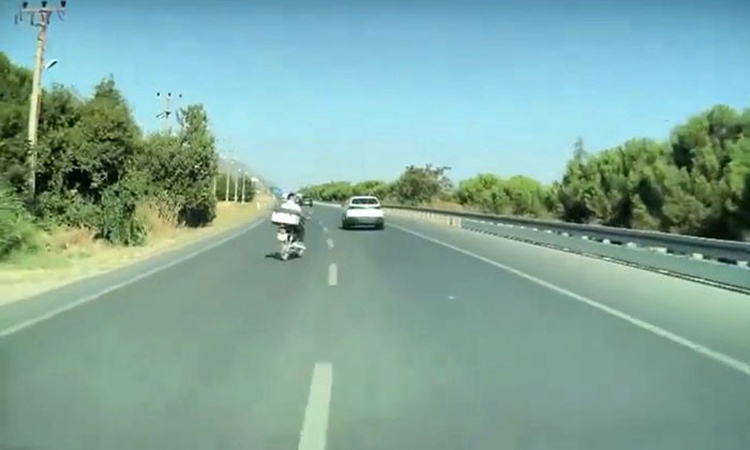 Son Gelişme: Denizli-Afyonkarahisar yolunda otomobilin önüne çıkan motosiklet kazaya yol açmadı | İşte Tüm Ayr