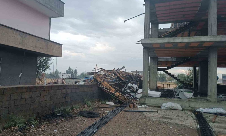 Son Gelişme: Diyarbakır Bismil'de fırtına cami minaresini ve ağaçları devirdi, çatılar zarar gördü: Gelişmeler