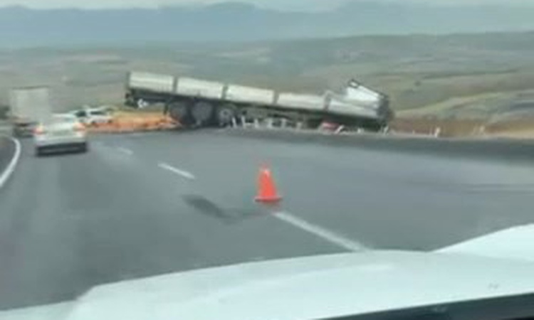 Son Gelişme: Diyarbakır-Silvan yolunda tırın yoldan çıkmasıyla 1 kişi yaralandı ve Merak Edilenler