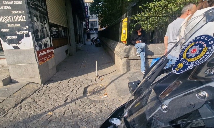 Son Gelişme: Diyarbakır Sur'da silahlı saldırıda 2 kişi yaralandı, şüpheli yakalanarak gözaltına sevk edildi.