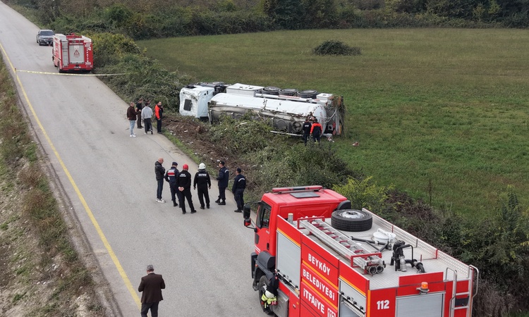 Son Gelişme: Düzce 1. OSB yolunda devrilen benzin tankerinin şoförü yaralandı, yol trafiğe kapalı | İşte Tüm A