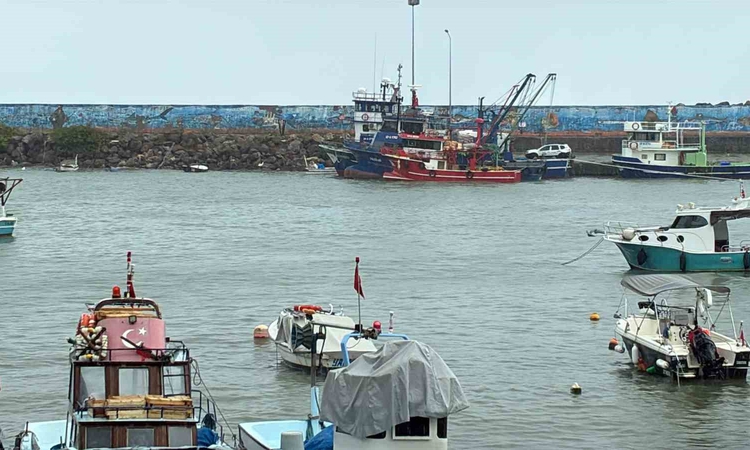 Son Gelişme: Düzce Akçakoca'da fırtınada dalga boyu 5 metreyi buldu, balıkçılar denize açılamadı - Son Dakika