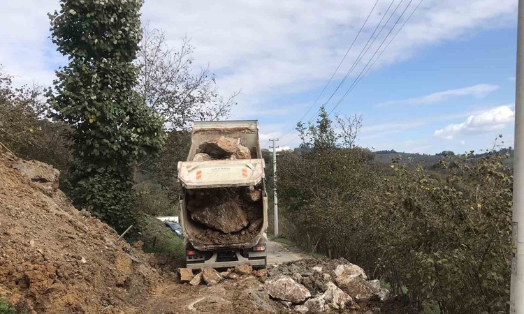 Son Gelişme: Düzce Çamlısu'da kayma yaşanan yol taş tahkimatı ve dolguyla stabilize edildi