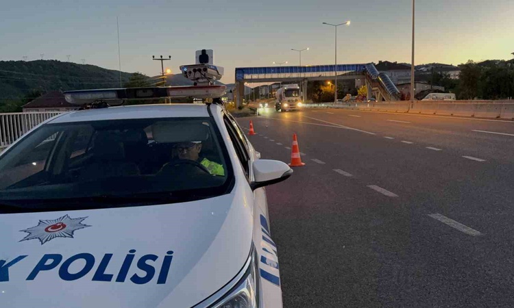 Son Gelişme: Düzce'de denetimlerde 1762 sürücüye ceza yazılırken 259 araç trafikten men edildi - Son Dakika Bi