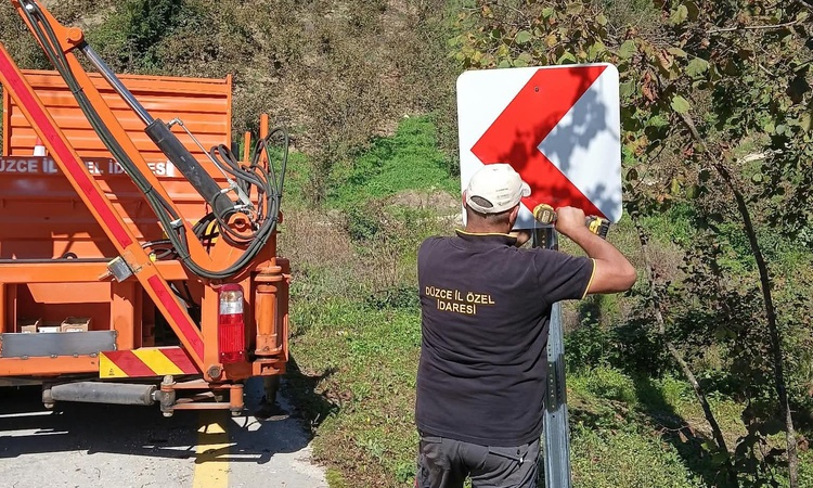 Son Gelişme: Düzce İl Özel İdaresi, Yığılca Tıraşlar Köyü'nde trafik levhalarını düzenliyor