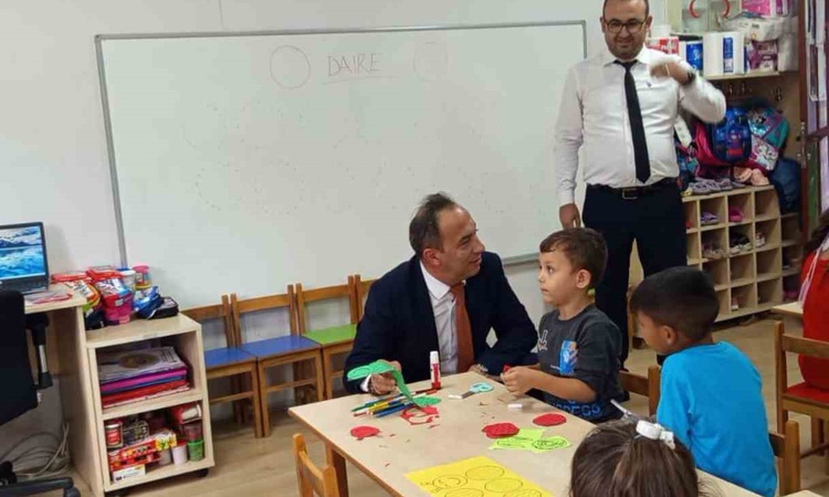 Son Gelişme: Efeler'de İlçe Milli Eğitim Müdürü Çomruk, Ilıcabaşı İlkokulu'nda oyun oynadı: Gelişmeler Takip E