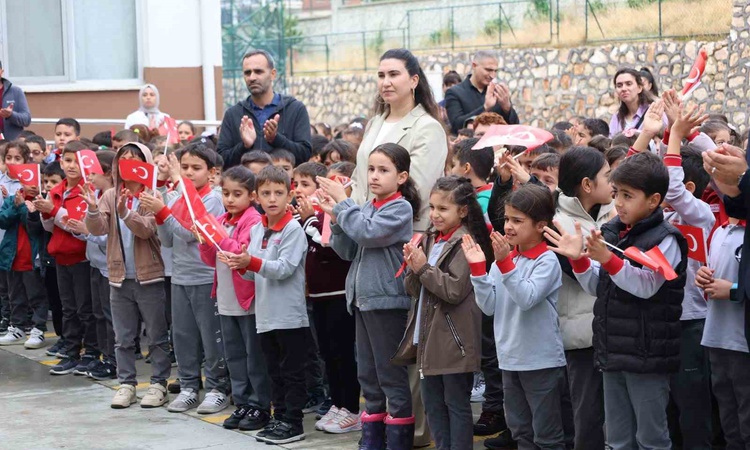 Son Gelişme: Elazığ'da bayrağı öpen 2. sınıf öğrencisini İl Milli Eğitim Müdürü ziyaret etti - Son Dakika Bilg
