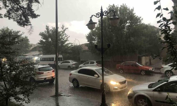 Son Gelişme: Erzincan'da fındık büyüklüğündeki dolu kent merkezinde zor anlar yaşattı: Gelişmeler Takip Ediliy