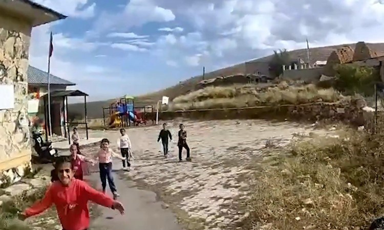 Son Gelişme: Erzurum Palandöken'de jandarma devriyesini gören çocuklar askerlere koşarak sarıldı - Son Dakika