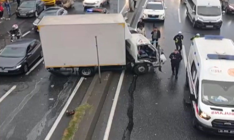 Son Gelişme: Esenyurt D-100'de refüje çıkan kamyonet aydınlatma direğine çarptı, şoför öldü