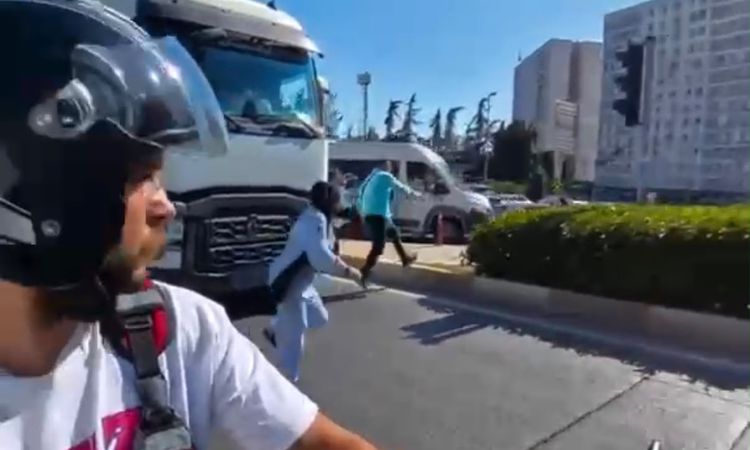 Son Gelişme: Esenyurt’ta yolun karşısına geçmeye çalışırken TIR'ın altında kalmaktan son anda kurtuldu - Son D