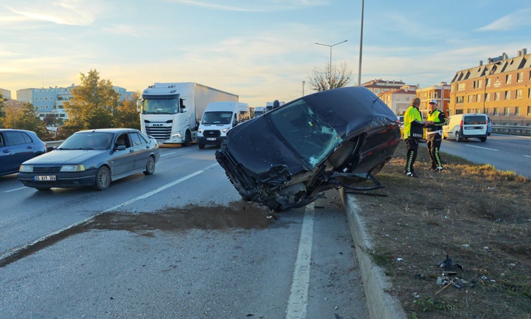 Son Gelişme: Eskişehir-Ankara yolunda TIR'la çarpışan otomobil refüje devrildi, sürücü yaralandı