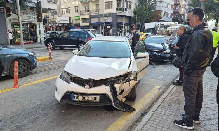 Son Gelişme: Eskişehir Odunpazarı'nda iki otomobil çarpıştı; kazada ölen ya da yaralanan olmadı